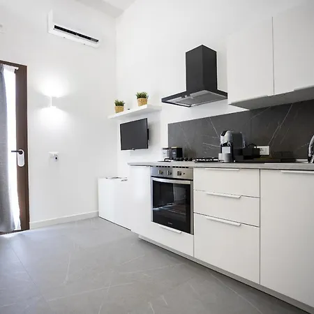 Acquaro Apartment *